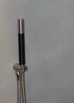 RVS handdouche met zwart handvat.